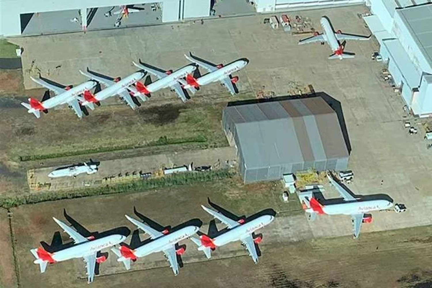 Aviões A320 devolvidos pela Avianca no MRO da LATAM em São Carlos: mais "visitantes" nesta semana? (Reprodução/Instagram)