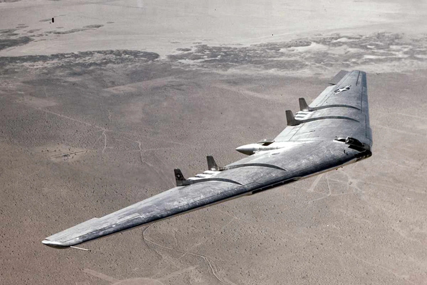 Com motores à jato, o YB-49 foi mais uma tentativa de viabilizar a asa voadora (USAF)