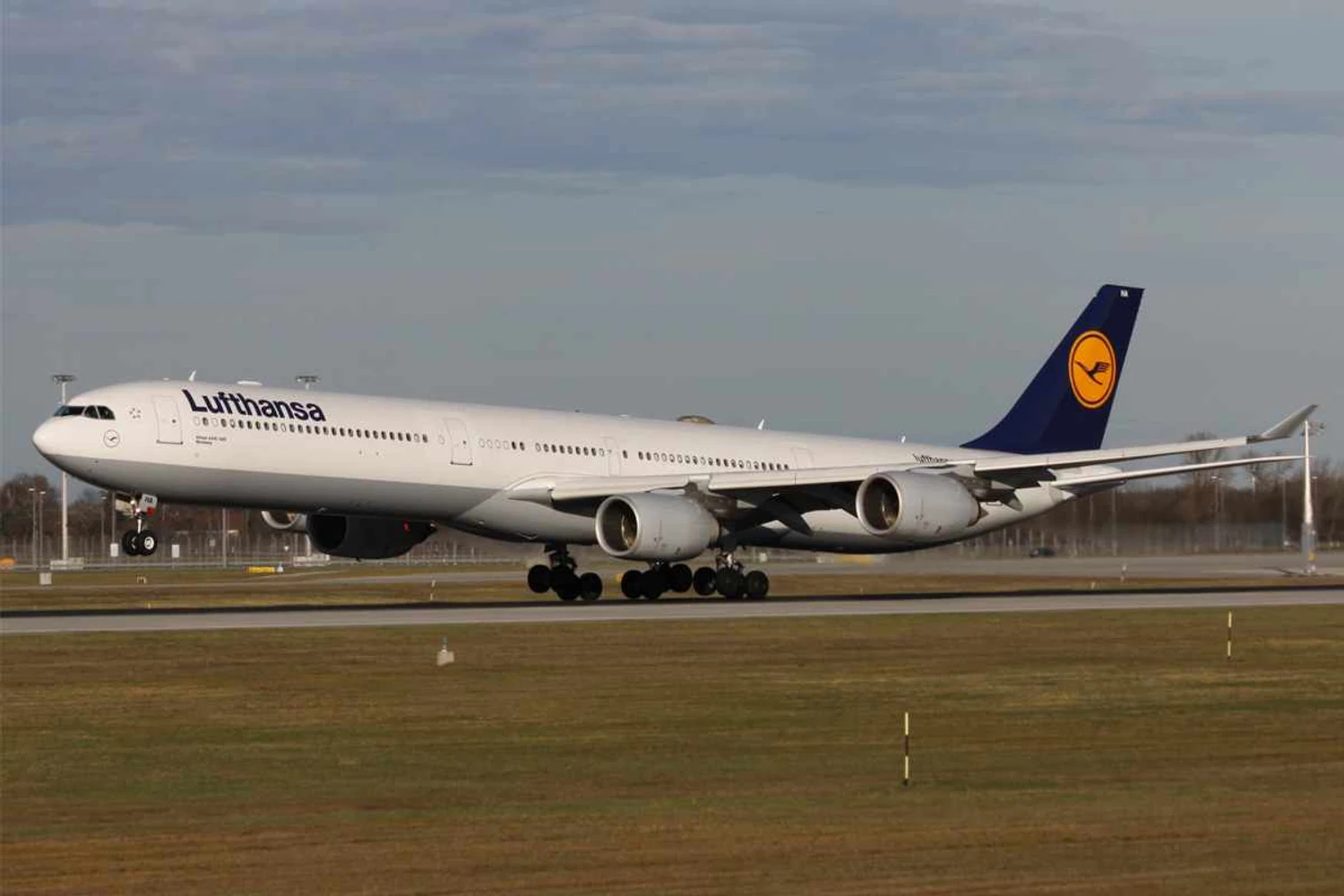 O Airbus A340-600 usado pela Lufthansa até 2016: capacidade semelhante, mas consumo de combustível um terço maior (Johannes/Wikimedia)