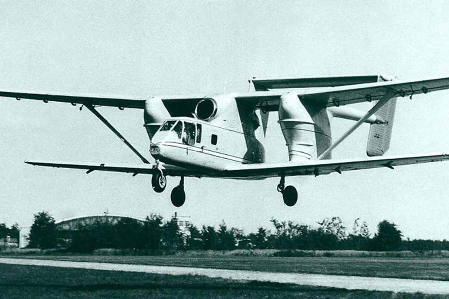 O M-15 voava a velocidade de cruzeiro de 140 km/h, o que lhe rendeu o título de avião a jato mais lento da história (Divulgação)