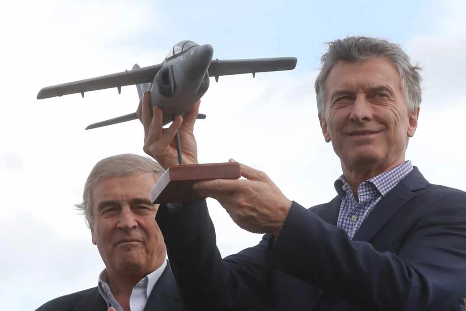 O presidente argentino Mauricio Macri com uma maquete do Pampa... (Casa Rosada)