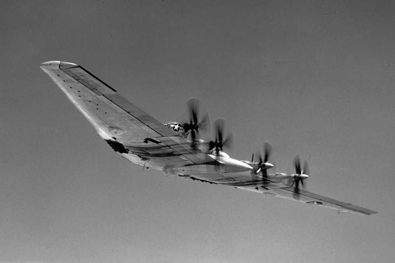 O XB-35, primeiro bombardeiro de asa voadora da Northrop (USAF)