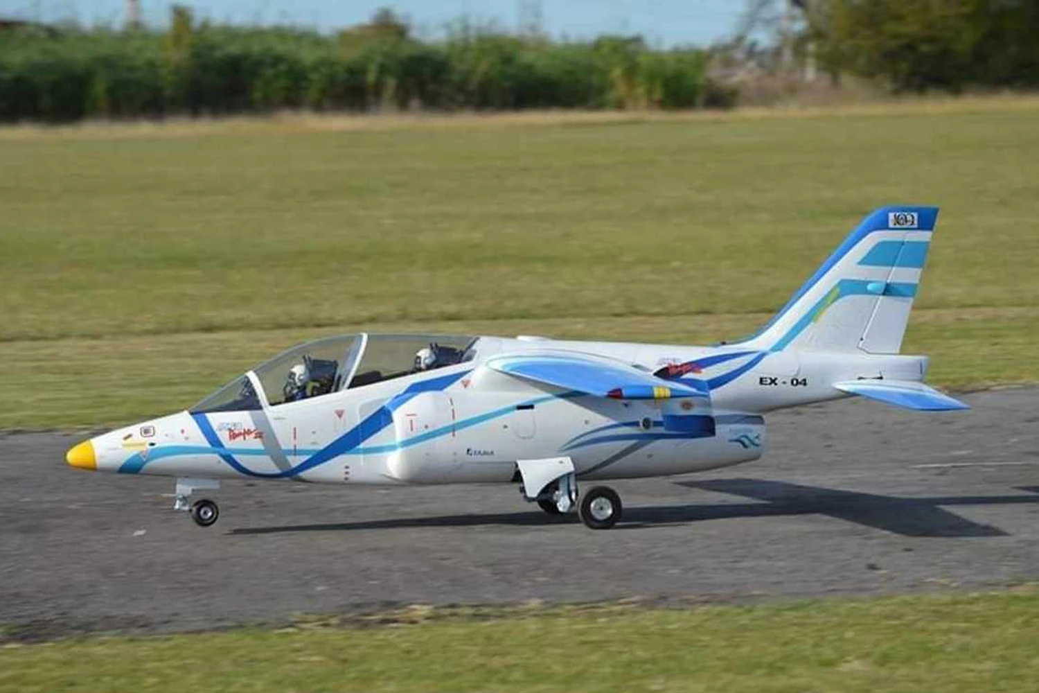 Parece de verdade, mas não é. O aeromodelo de Sergio Testa chama atenção pela fidelidade aos detalhes do Pampa