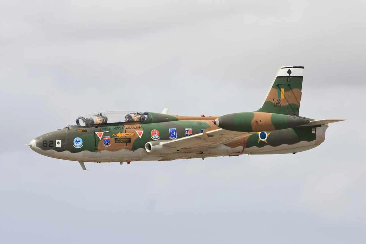The Italian MB-326 was produced under license by Embraer and was one of the aircraft that could have been replaced by the MFT-LF (FAB)