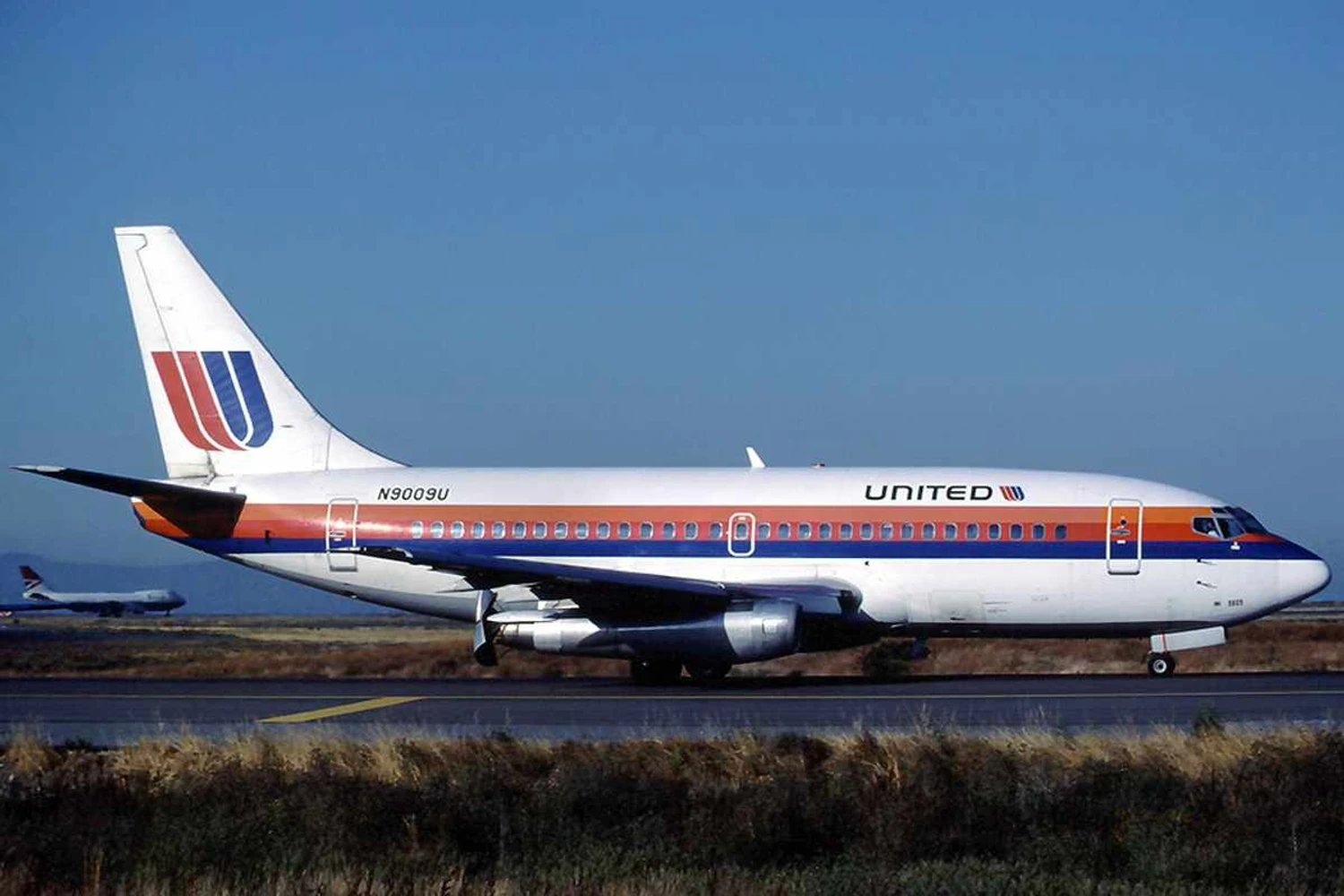 Um Boeing 737 com a icônica pintura do "arco-íris" e o logo da tulipa  (Eduard Marmet)