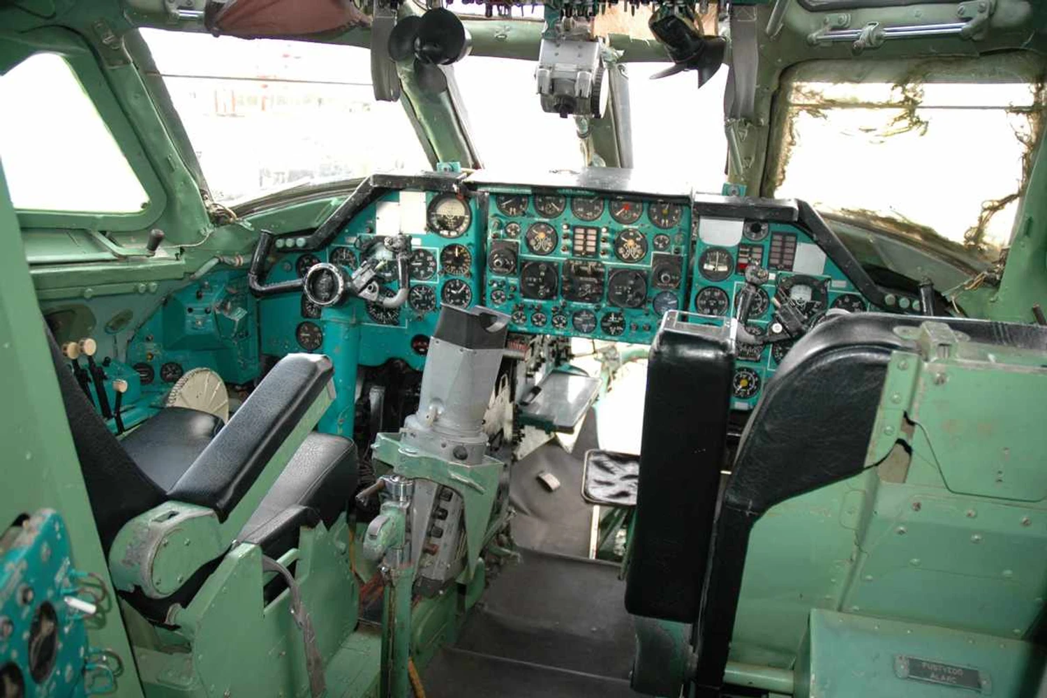 A cabine de comando do Tu-134: no centro ao fundo o assento do navegador (VargaA/Wikimedia)