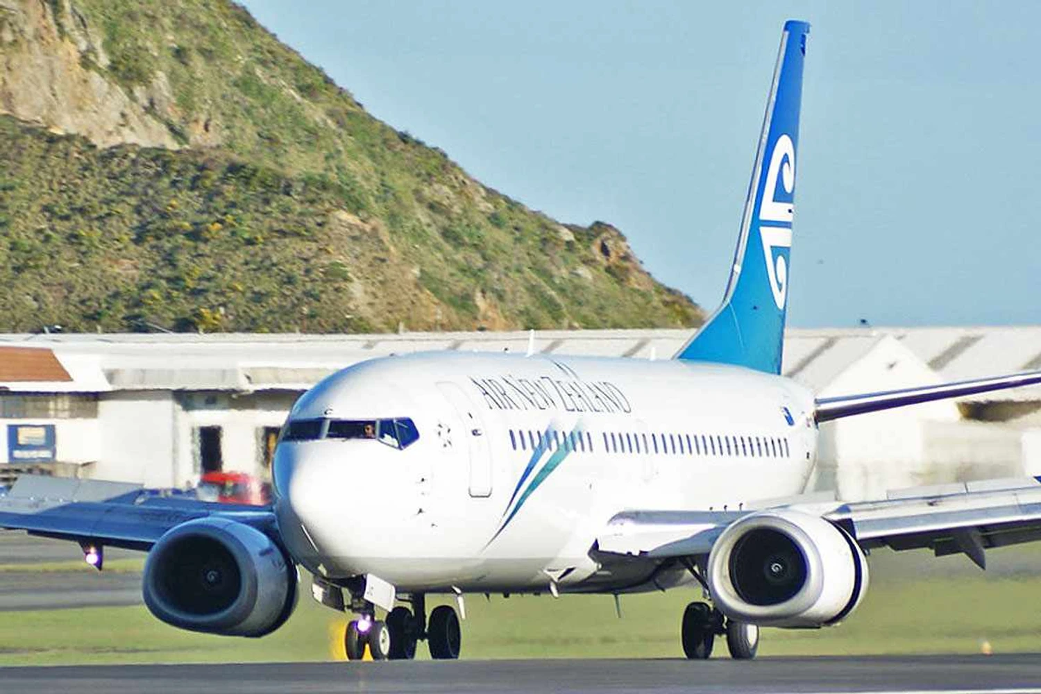 Boeing 737-300: carenagens com a base achatada para os turbofans com maior diâmetro (111 Emergency/Wikimedia)