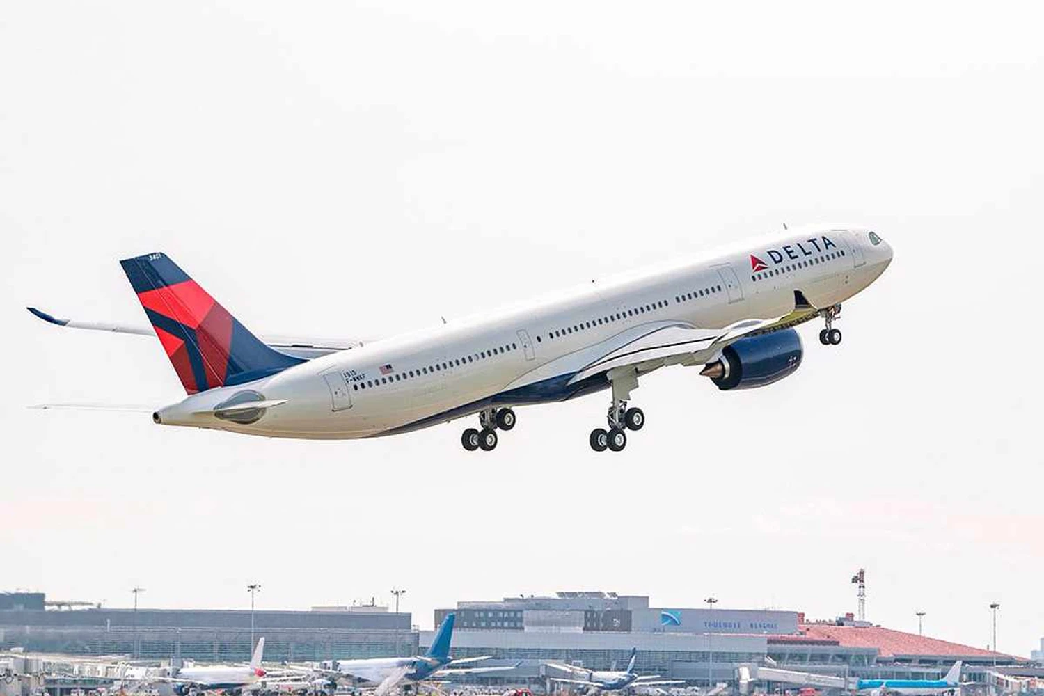 O primeiro A330-900neo da Delta decola na França