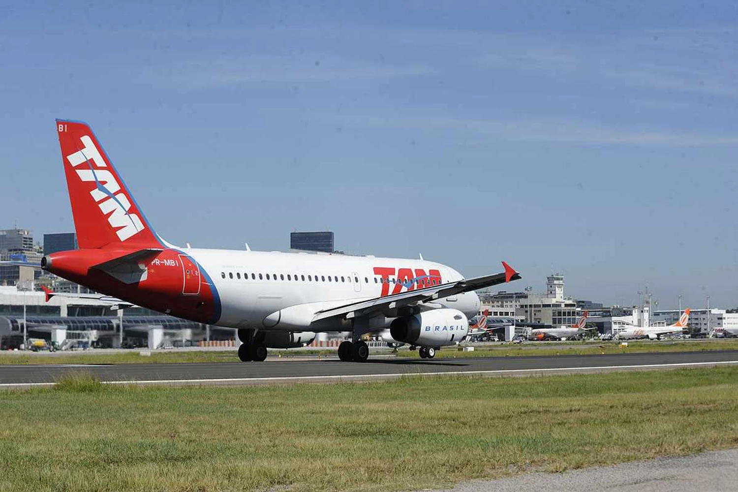 A319 da LATAM se prepara para decolar: companhia já confirmou que voos irão para o Galeão (Tânia Rêgo/Agência Brasil)