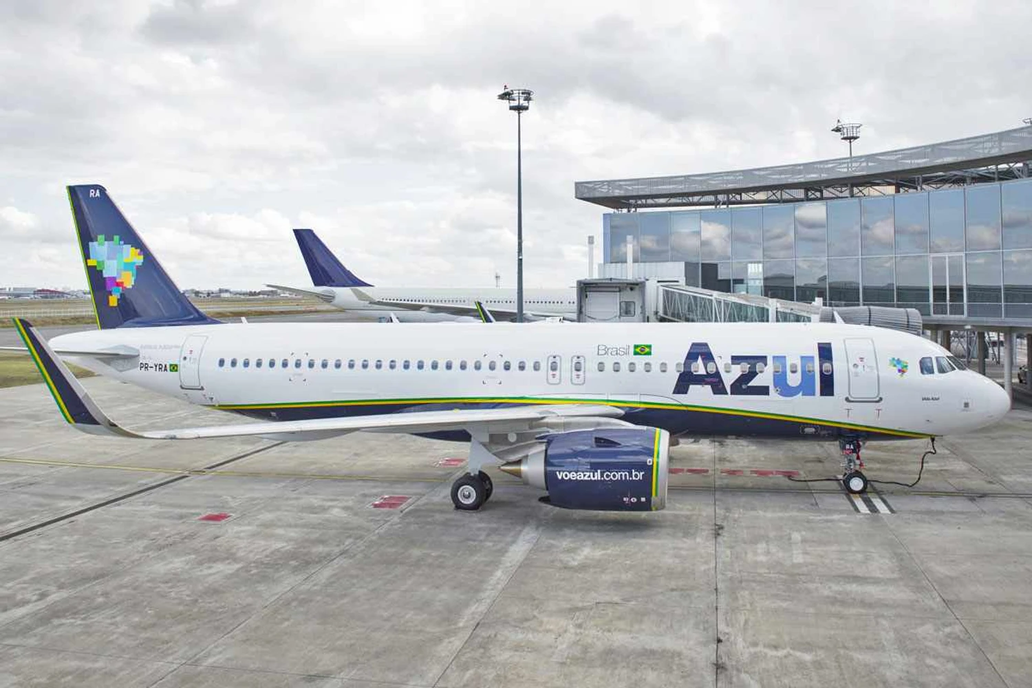 A Azul está contratando novos comissários de bordo e vai dar preferência a ex-funcionários da ITA e LATAM