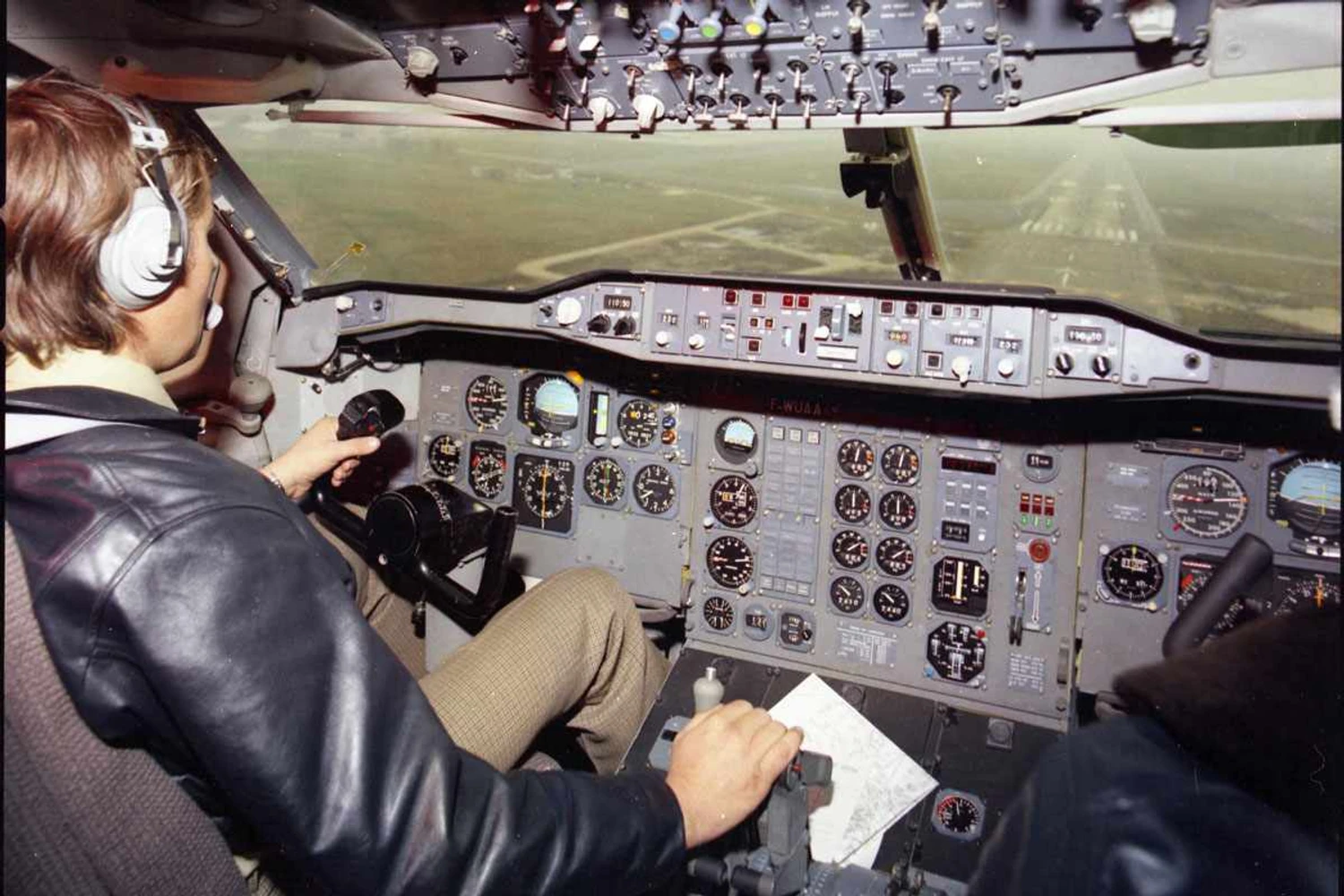 Cockpit do A300: aeronave foi o primeiro widebody a eliminar o posto de engenheiro de voo | Airbus