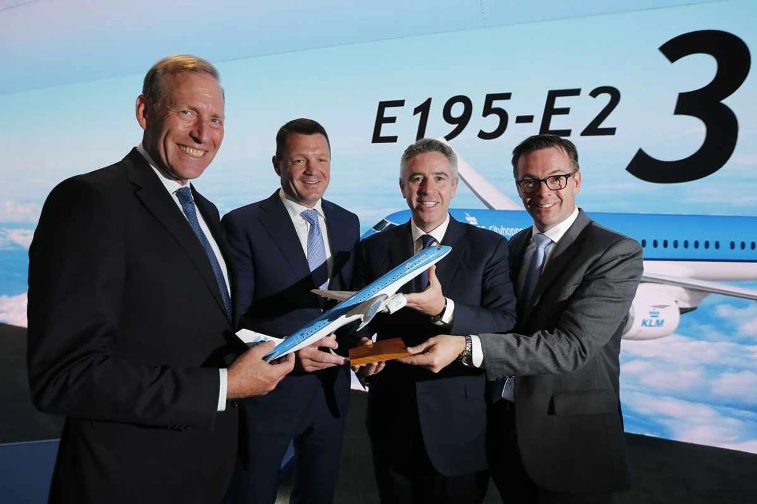 Embraer and KLM celebrate the agreement in Le Bourget