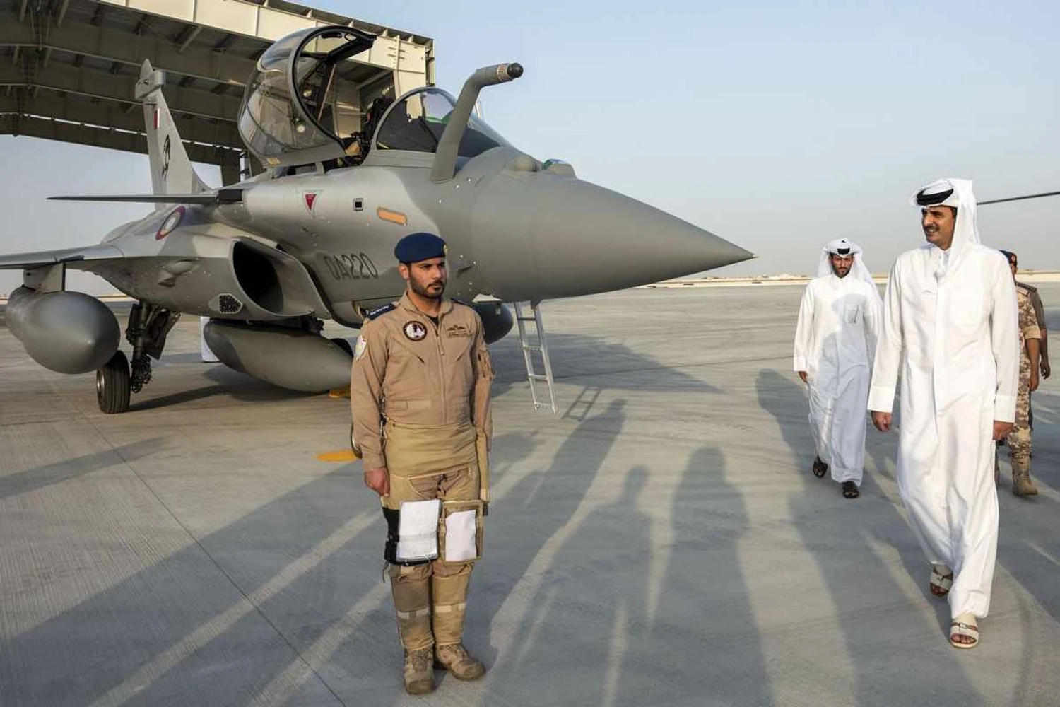 Emir do Qatar Xeque Tamim bin Hamad al-Thani participa da cerimônia de entrega dos Rafale na Base Aérea de Dunkhan, no Qata (Ministério da Defeda do Qatar/Agência Anadolu)