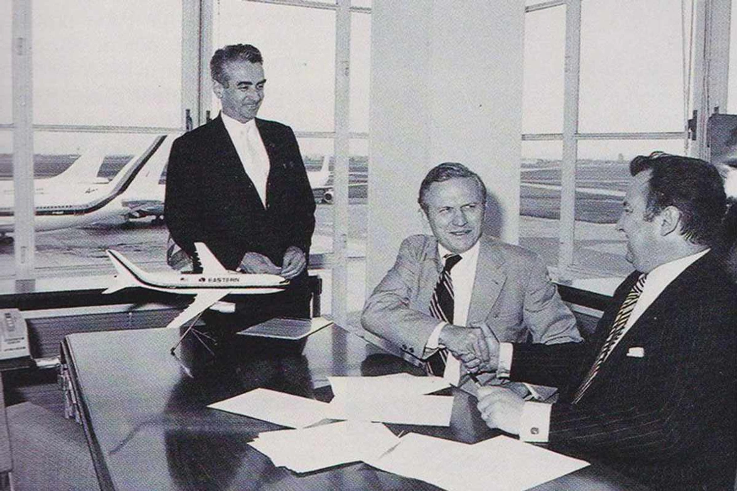 O ex-astronauta Frank Borman assina pedido para 23 A300 para a Eastern em 1977, abrindo o mercado dos EUA para o jato | Airbus