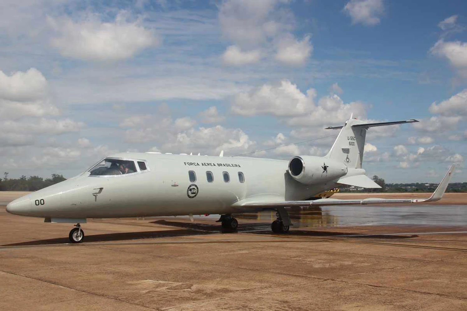 O jato U-55 (Learjet) é um dos aviões do Esquadrão Guará (FAB)