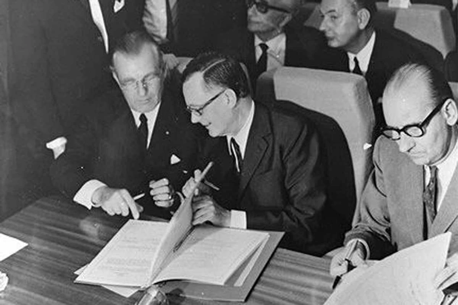 O ministro francês dos Transportes Jean Chamant e o ministro de economia alemão Affairs Karl Schiller assinam o memorando de lançamento do programa A300 em 29 de maio de 1969 | Airbus