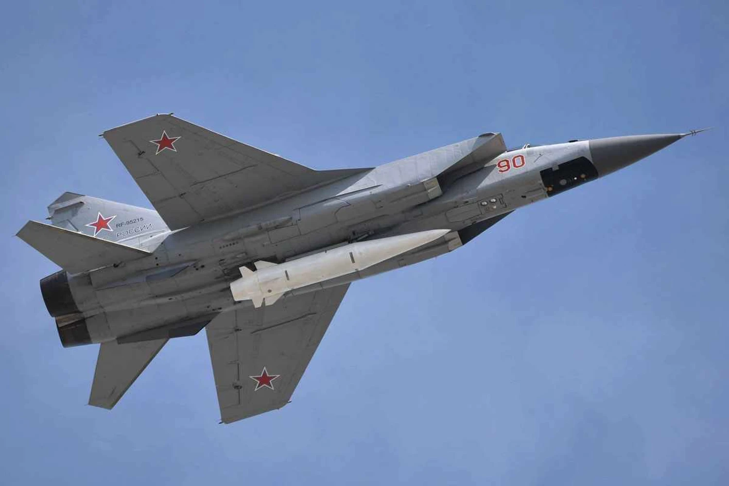 Míssil Khinzal levado por um MiG-31