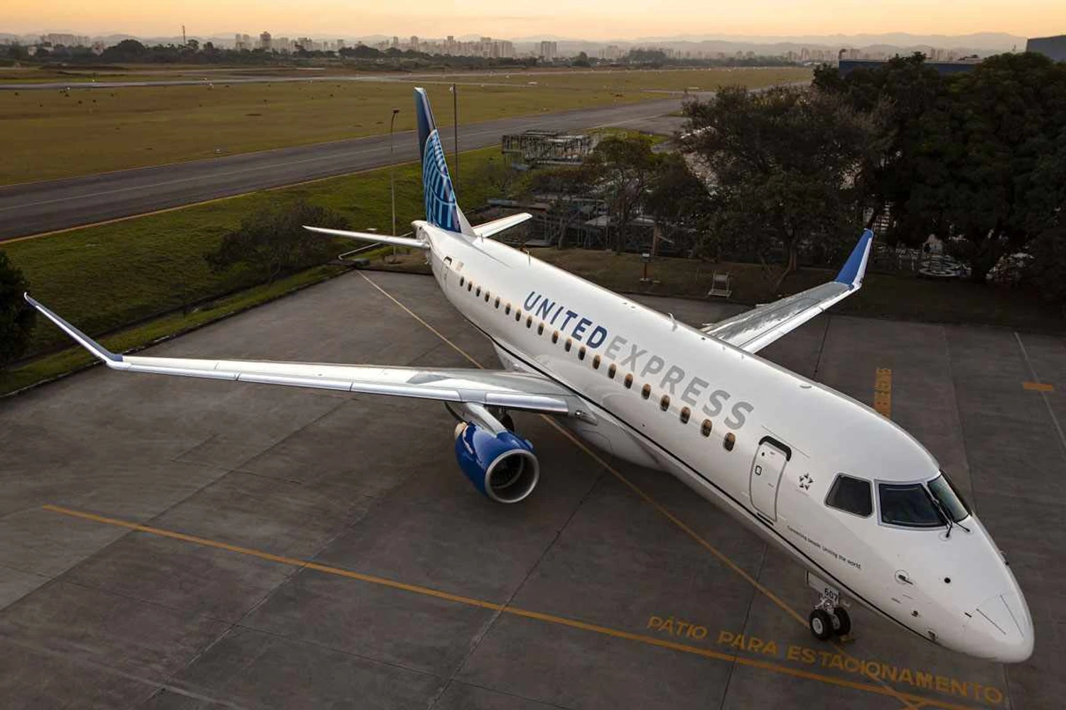 United Express Embraer E175 (Embraer)