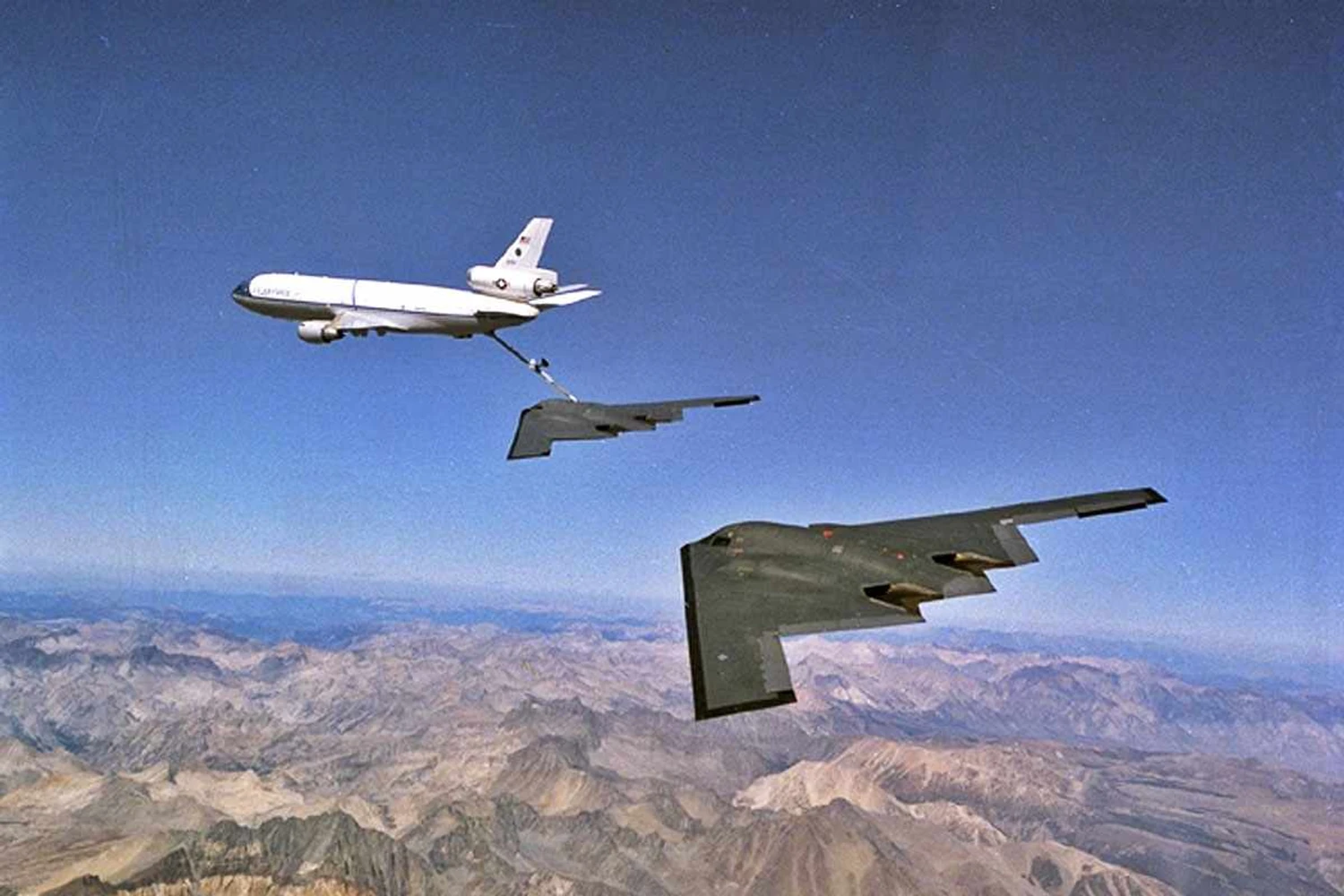 Dois B-2 sendo reabastecidos por um KC-10: alcance do avião é de 11 mil km, mas pode assumir missões de quase dois dias