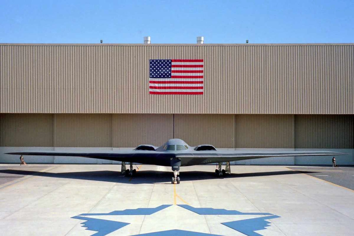Em 22 de novembro de 1998, a USAF apresentou o B-2 ao público (USAF)