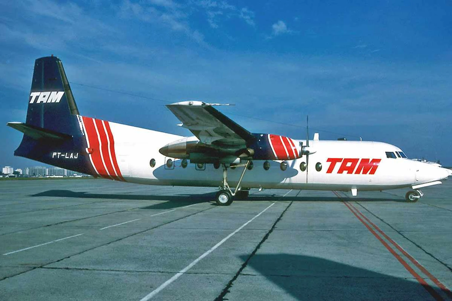 Fokker F-27 da TAM: com turbo-hélice, companhia quebrou o monopólio da ponte aérea em 1989 (Alain Durand)