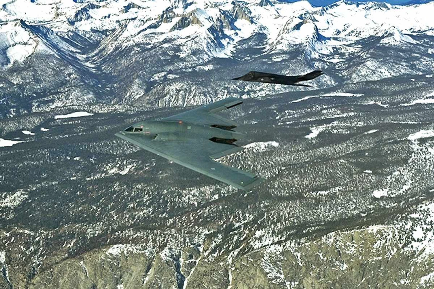 O B-2 e seu "colega" stealth F-117: revelados em 1988, mudaram a forma de voar
