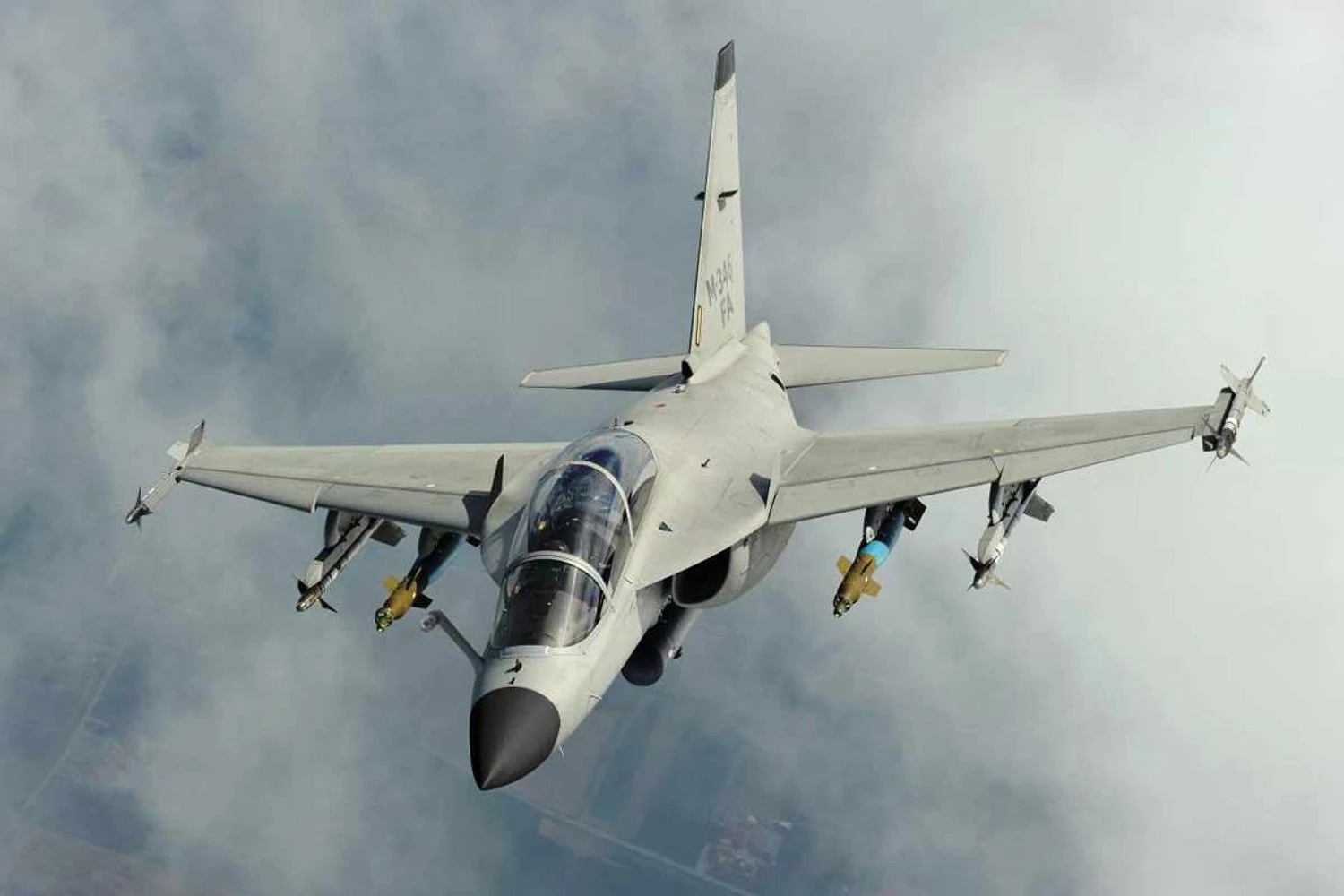 O M-346 pode atuar como caça leve ou avião de treinamento avançado (Leonardo)