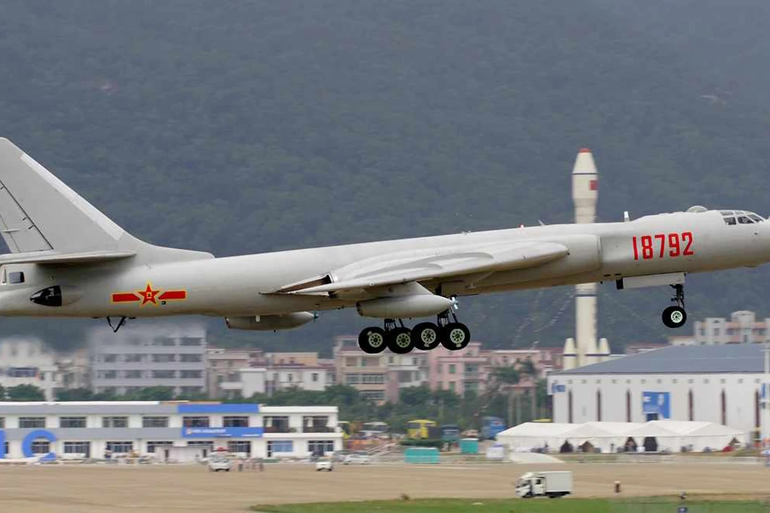 O Xian H-6 é a versão chinesa do Tupolev Tu-16 (Li Pang)