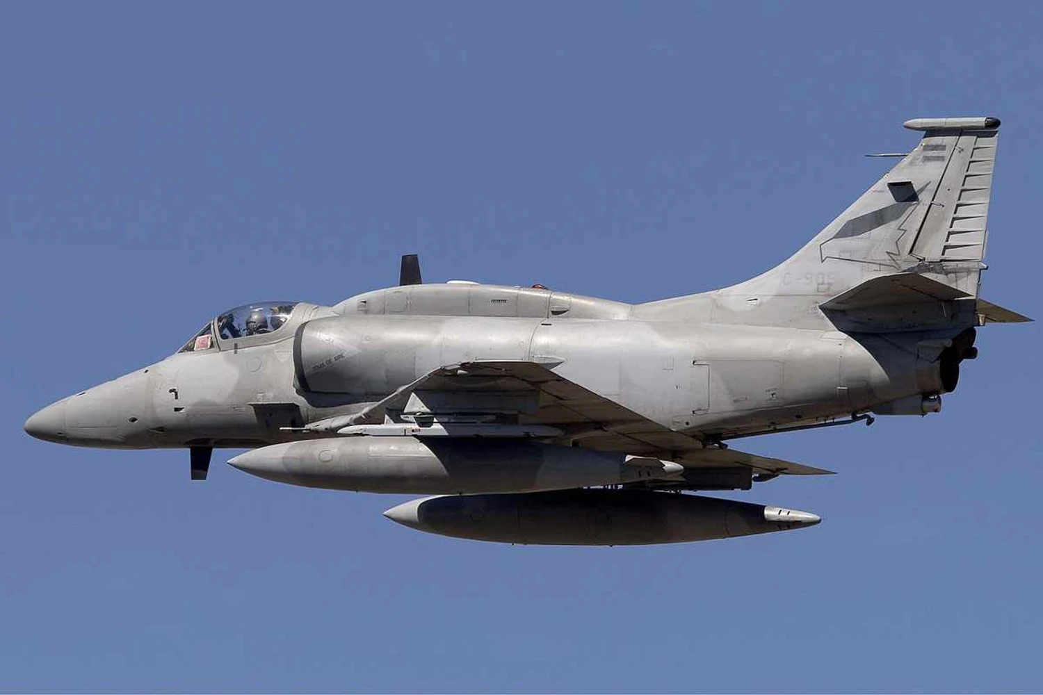 Os aviões de ataque A-4AR Skyhawk assumiram a defesa aérea argentina por falta de opções (Chris Lofting/Wikimedia)