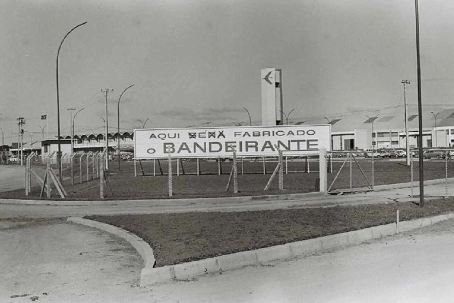 Fachada da fábrica da Embraer em São José dos Campos, nos anos 1970 (Embraer)