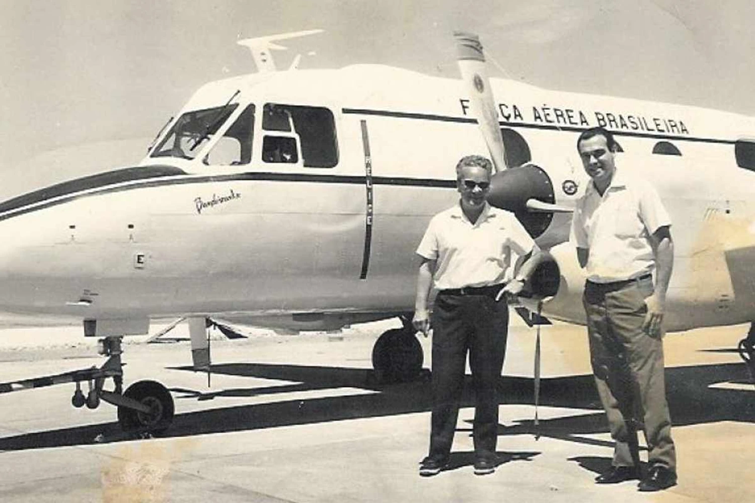Max Holste, à esquerda, posa para foto ao lado do primeiro protótipo do Bandeirante (Arquivo pessoal José Carlos de Sousa Reis)