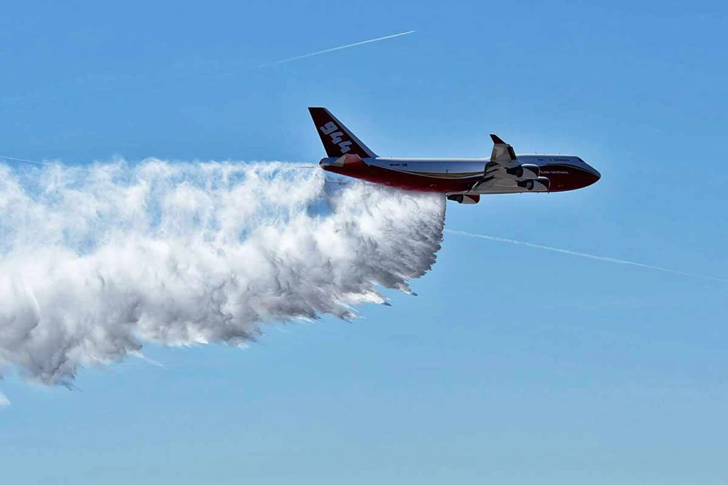 O 747 pode lançar água ou produto retardante de fogo (USAF)