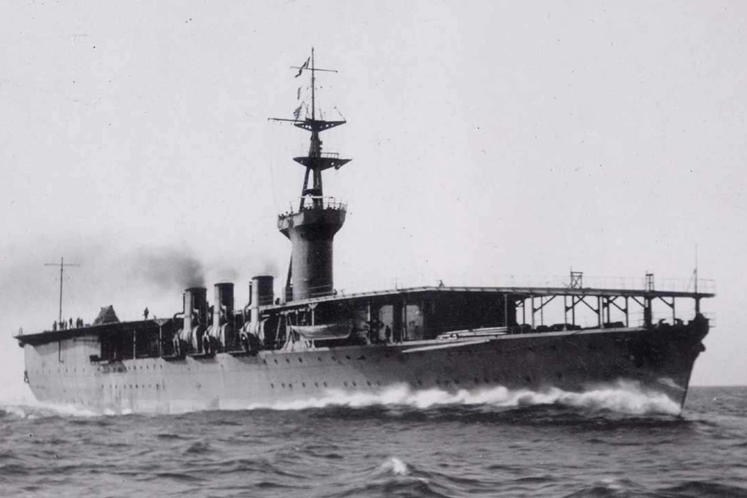 O Japão foi o primeiro país a ter um porta-aviões; na imagem o Hosho, lançado ao mar em 1922 (Domínio público)