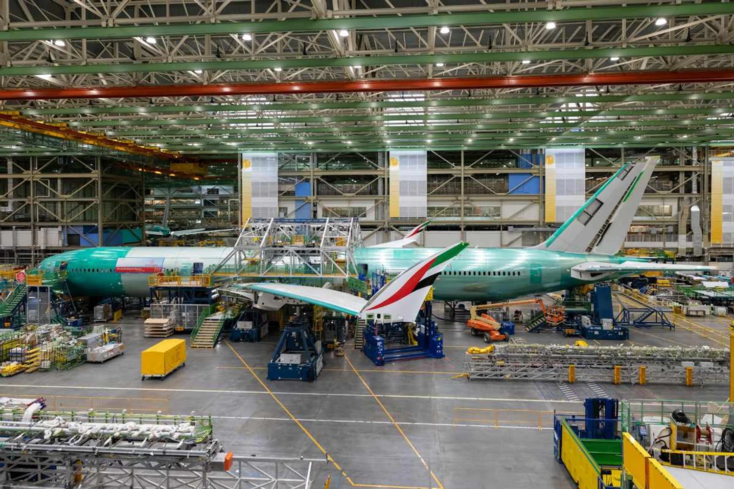 Um dos 777-9 da Emirates na linha de montagem da Boeing (Emirates)