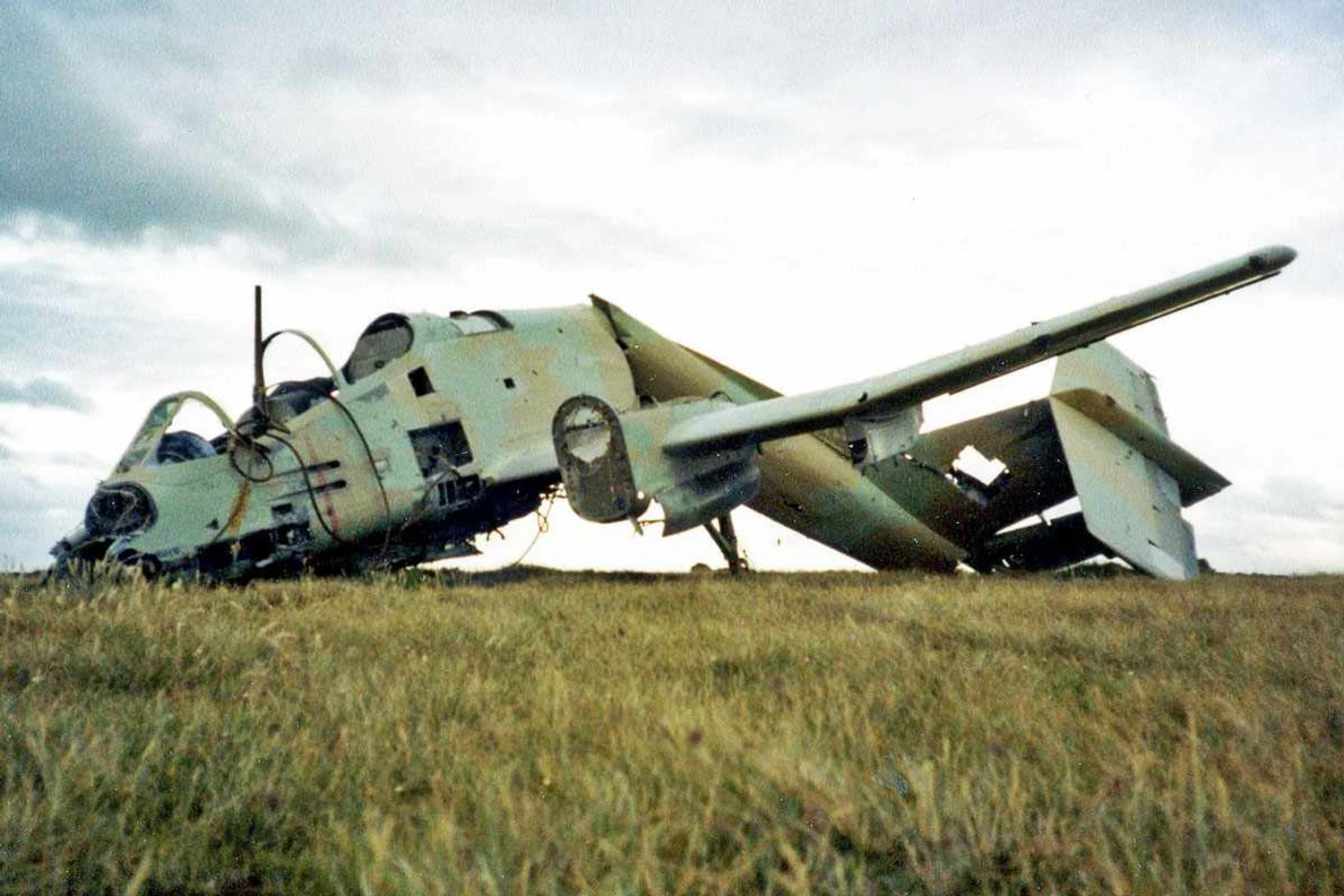Um Pucará destruído pelos ingleses na Guerra das Malvinas (Petebutt)