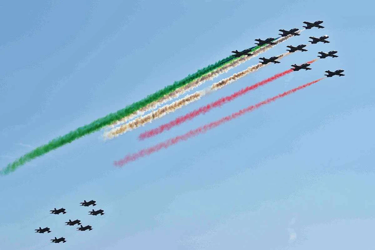 A Frecce Tricolori fez uma apresentação em conjunto com os AMX (AM)