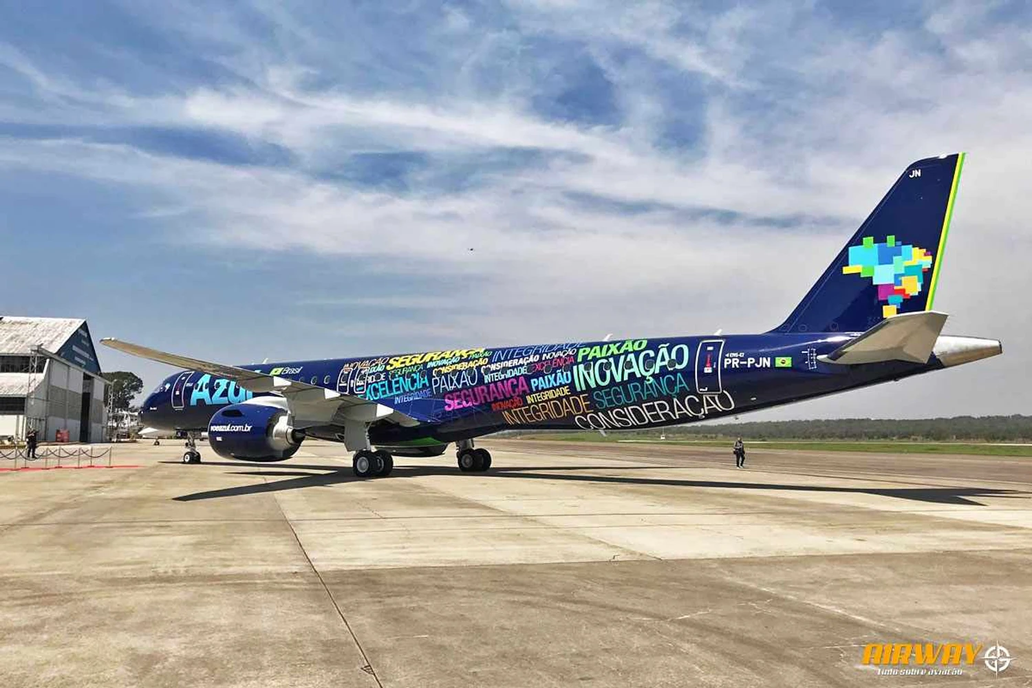 Azul configuro seus E195-E2 com 136 lugares (Thiago Vinholes)