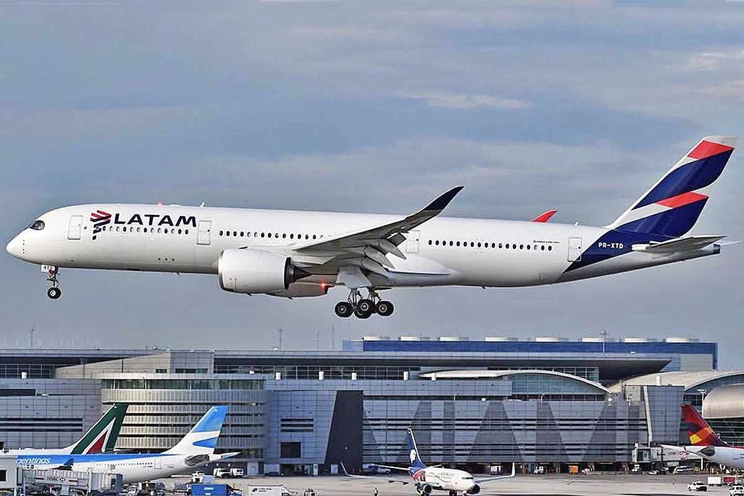 Com a saída do A350, Latam passará a voar somente com widebodies da Boeing (Miami Airport)