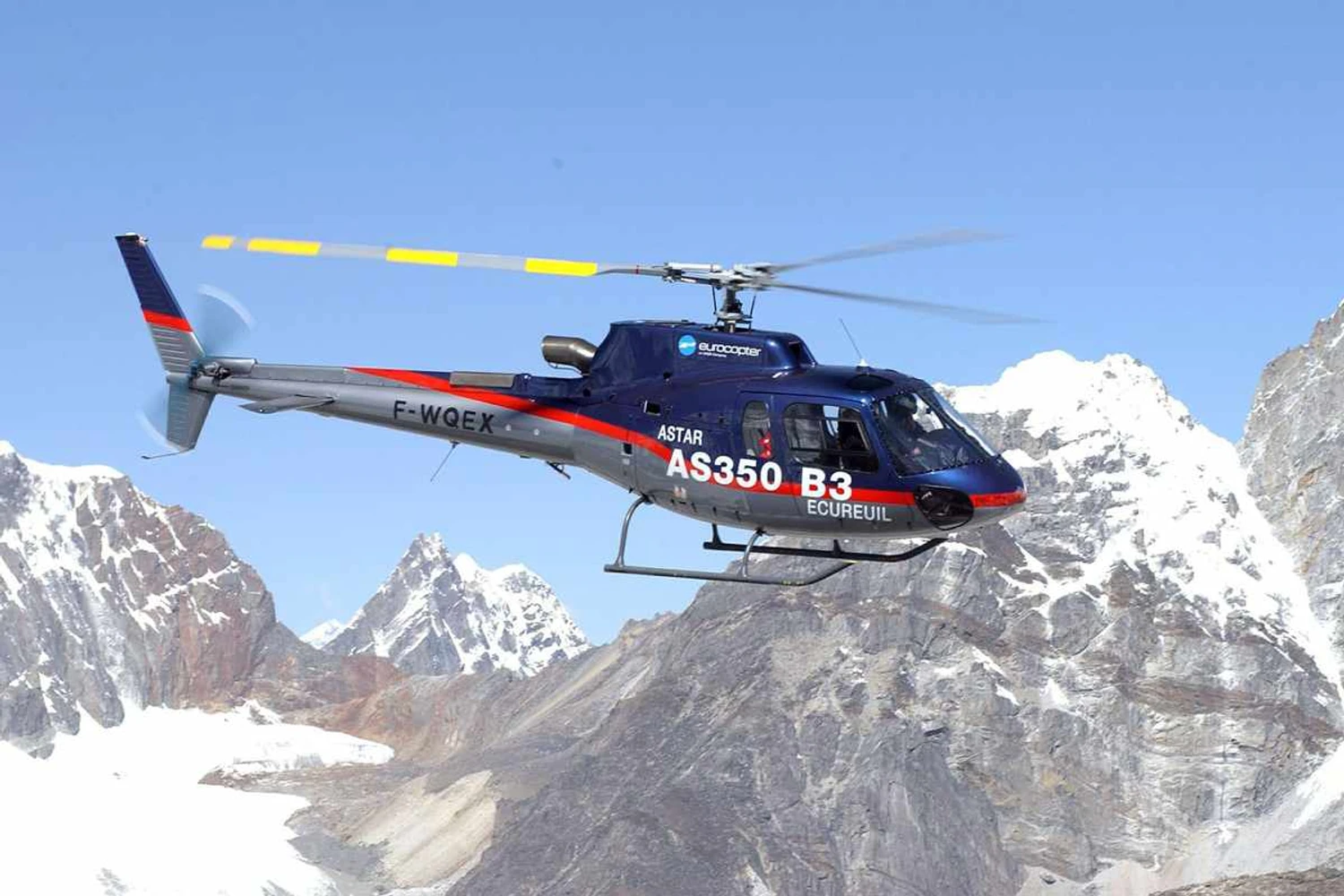 Em 14 de maio de 2005, o piloto de testes de voo Didier Delsalle pousou um H125 monomotor no Monte Everest (Airbus)