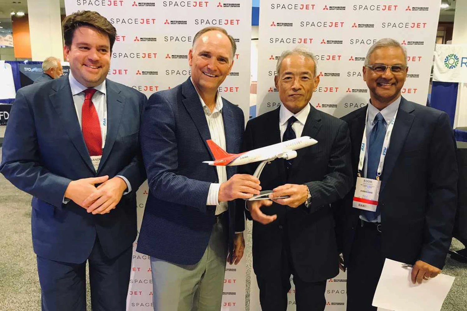 Executivos da Mesa e da Mitsubishi comemoram memorando para até 100 jatos M100 (MA)