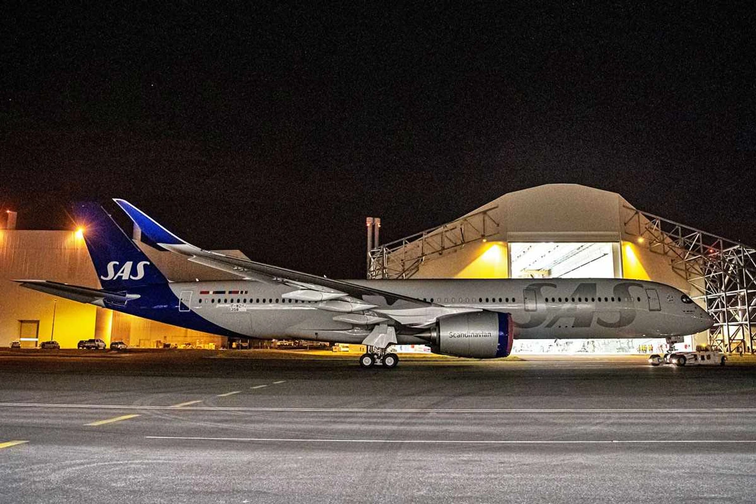 O primeiro A350 da SAS logo após sair da cabine de pintura (Airbus)