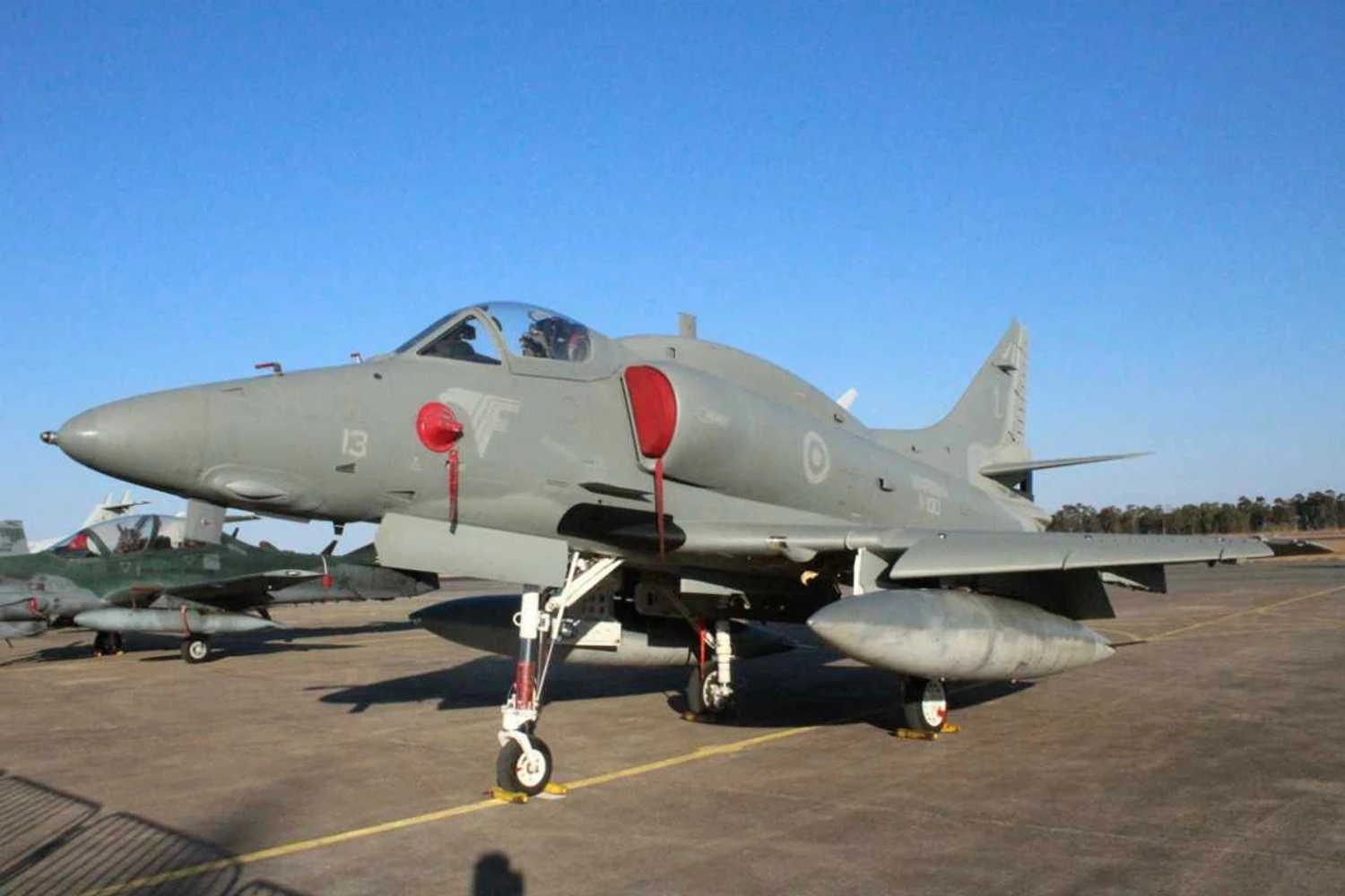 Marinha do Brasil recebe quinto caça AF-1 modernizado