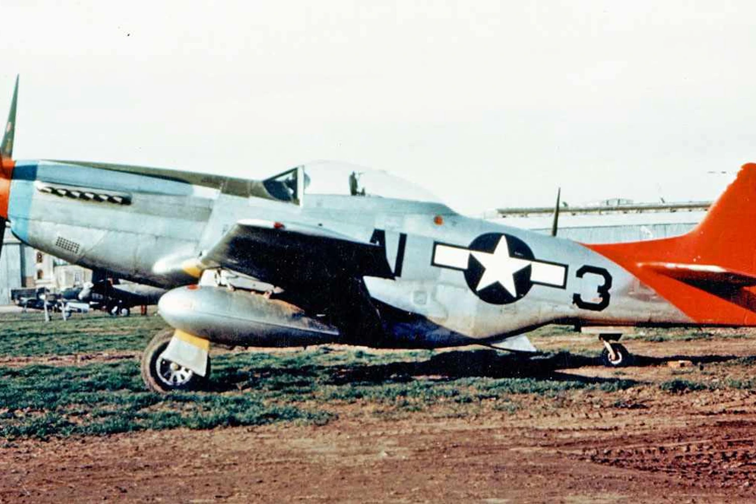 Um P-51 com a cauda vermelha característica dos Tuskegee Airmen (USAF)