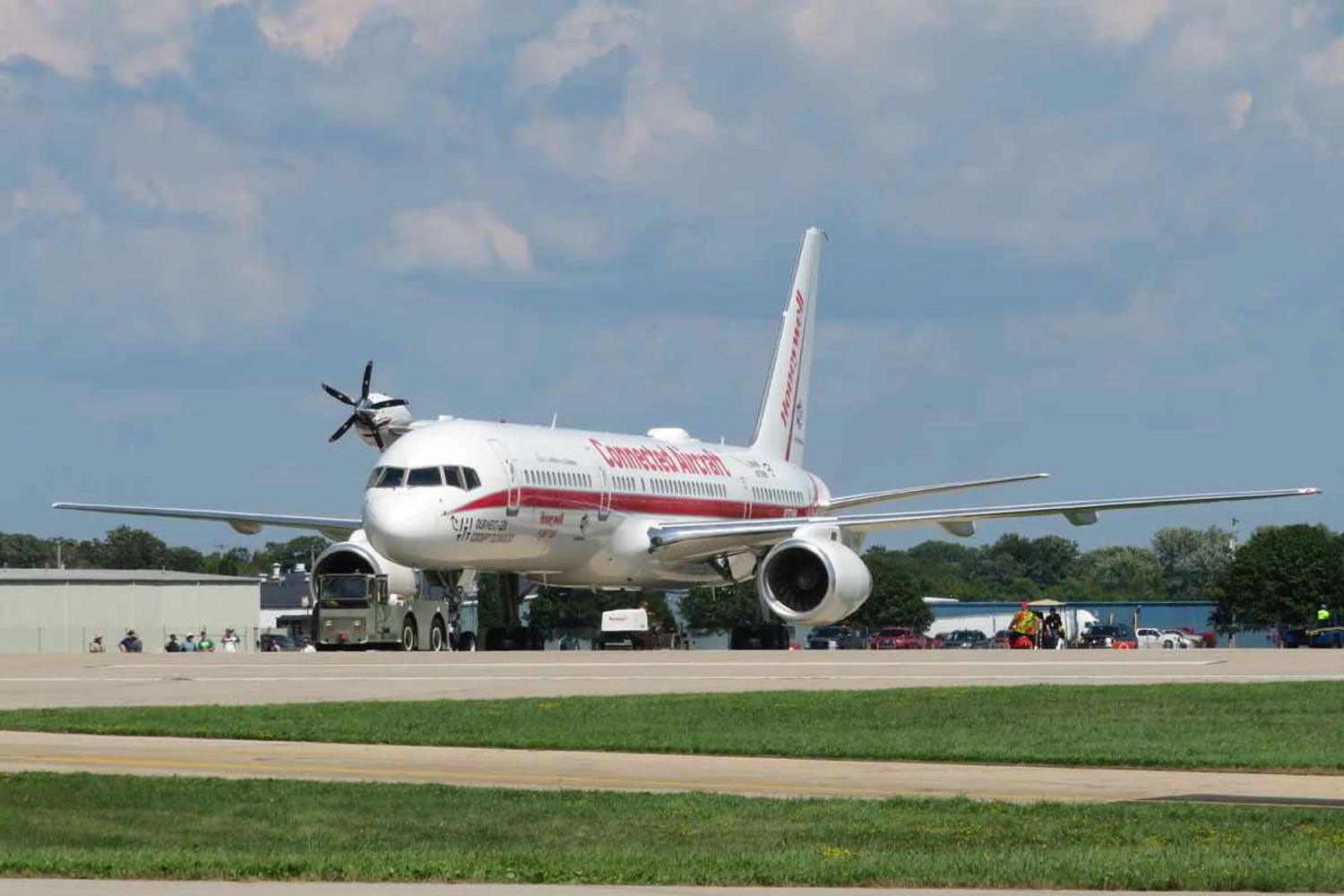 A Honeywell tem um Boeing 757 adaptado para levar um motor de teste na fuselagem (Alec Villarreal)