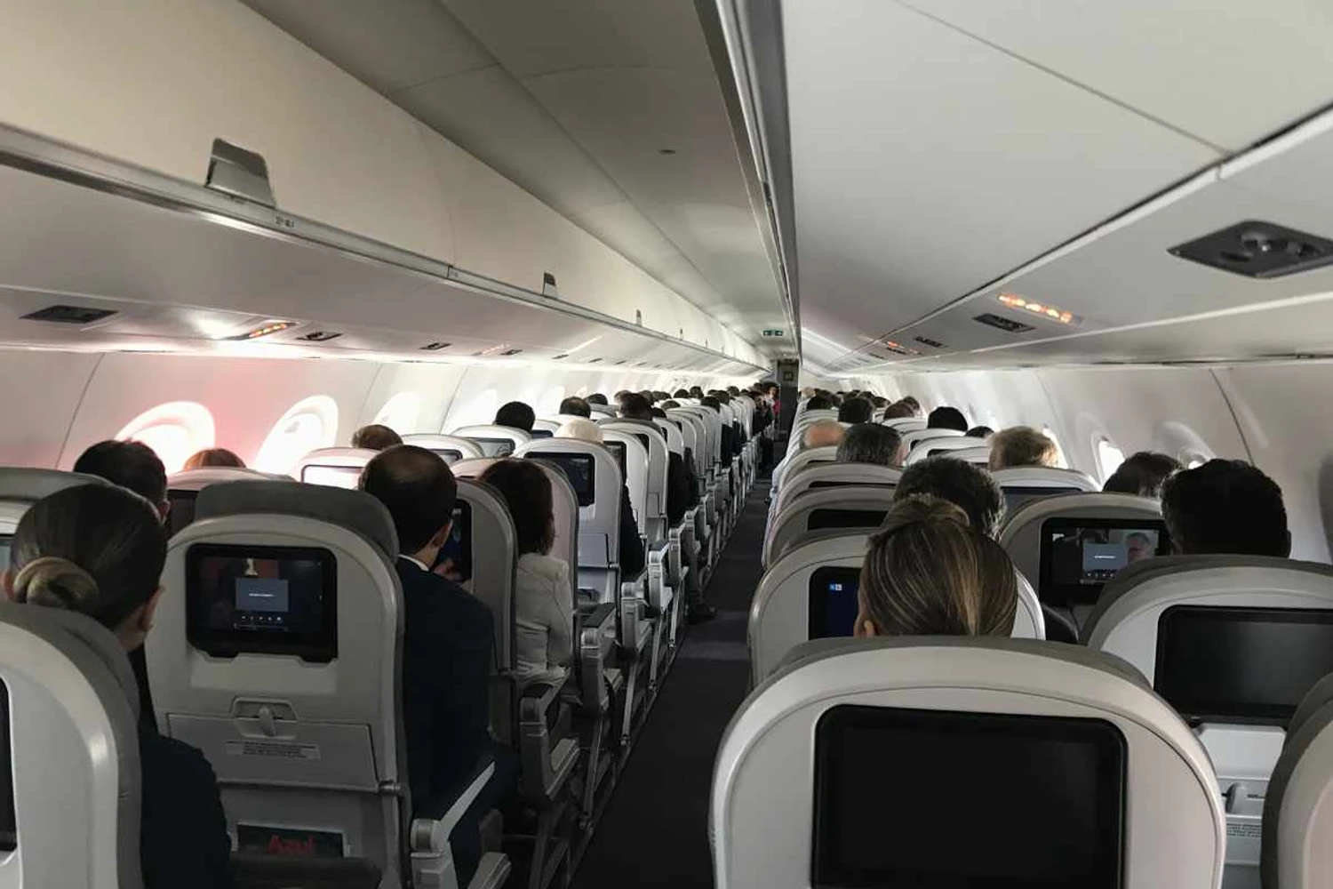 O E195-E2 da Azul é configurado para receber 136 passageiros (Thiago Vinholes)