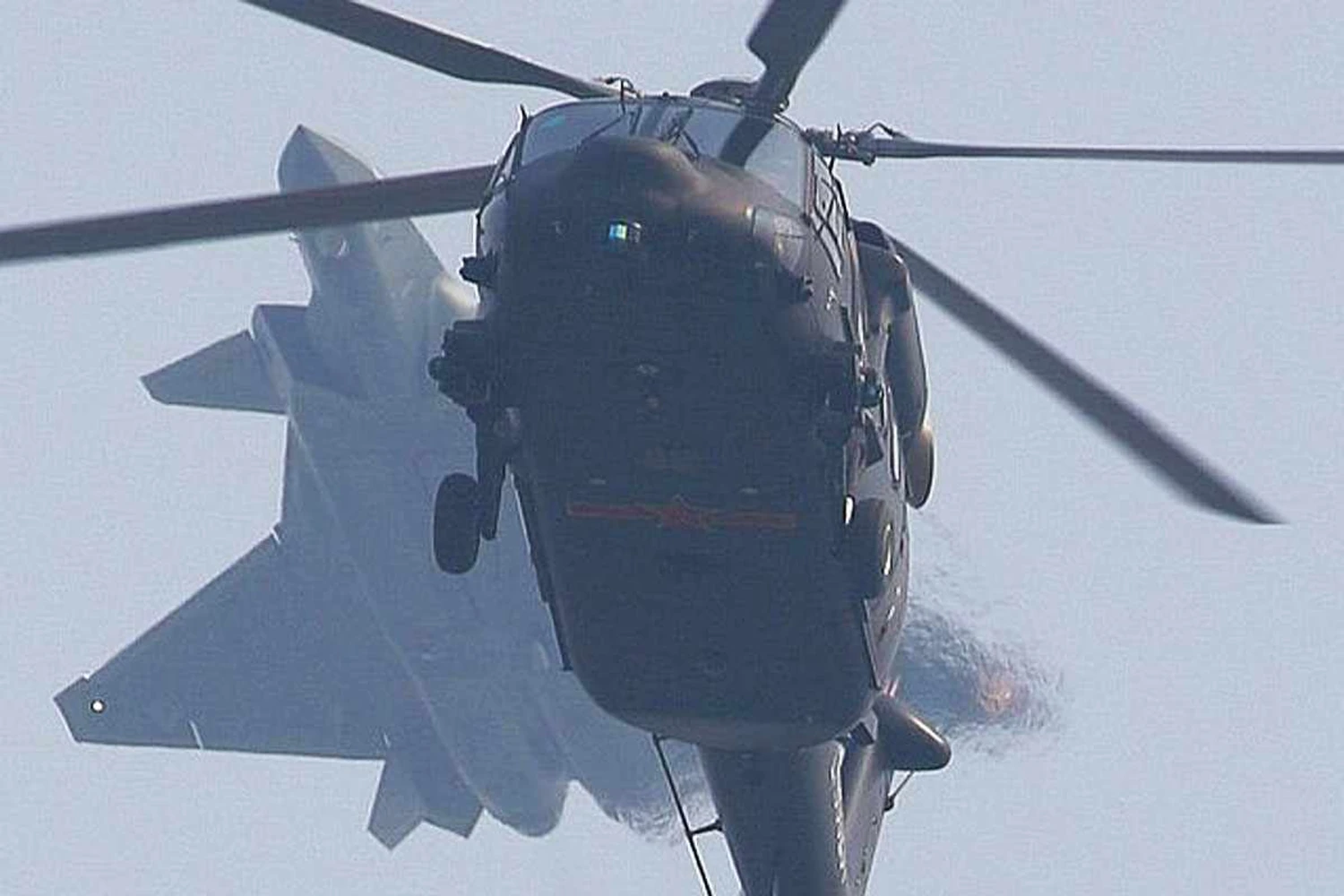 O helicóptero Z-20 e ao fundo o caça stealth J-20
