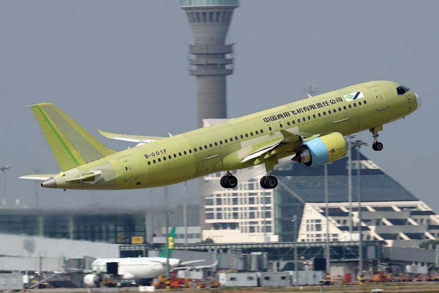 Programa do jato comercial chinês C919 avança sob suspeitas de espionagem
