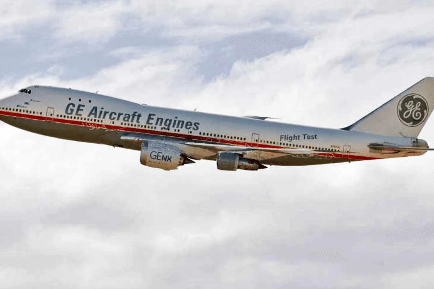 O turbofan GEnx ao lado de um JT-9D: diâmetro bem maior que os velhos motores (GE)