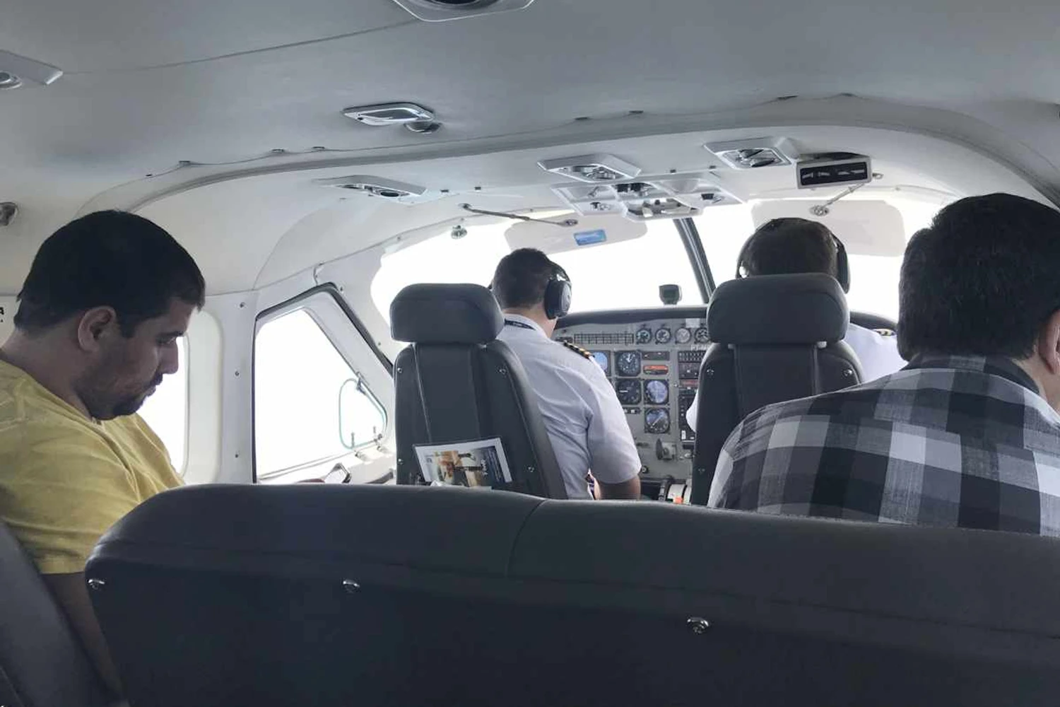 Os passageiros podem acompanhar de perto o trabalho dos pilotos no Caravan (Thiago Vinholes