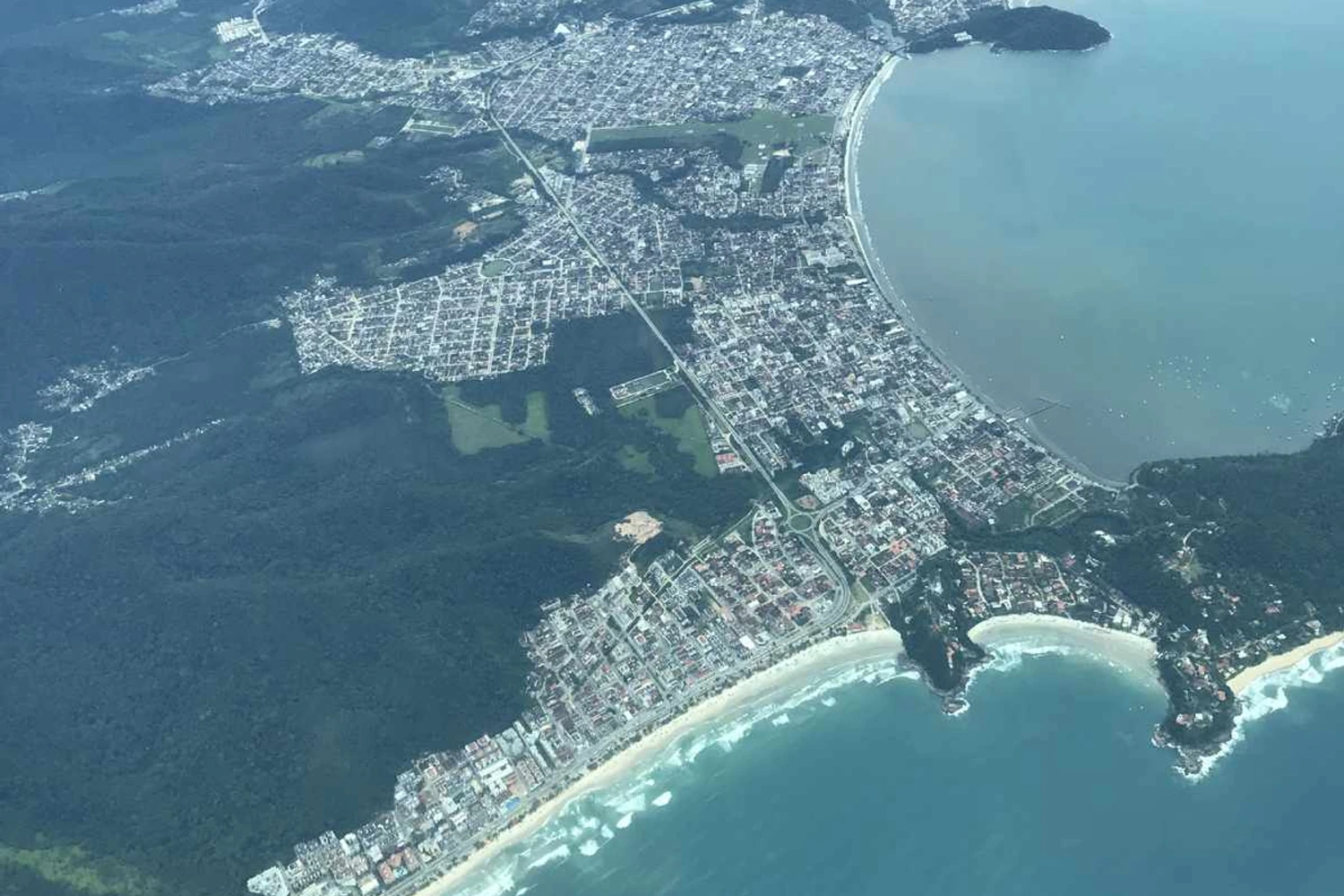 Sobrevoando Ubatuba, no litoral de São Paulo (Thiago Vinholes)
